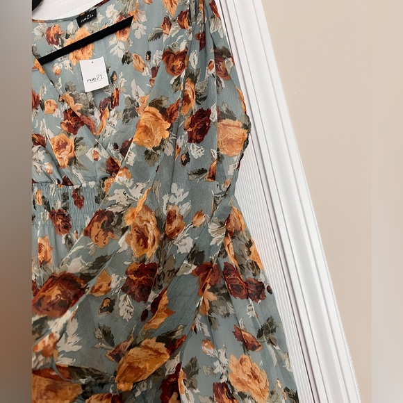 Floral Flowy Dress - Picture 2 of 3